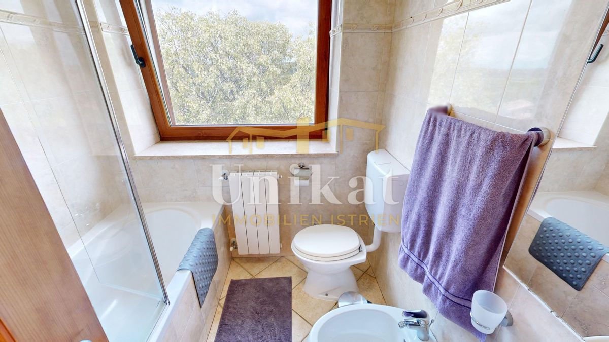 Renovirana kamnita hiša s bazenom